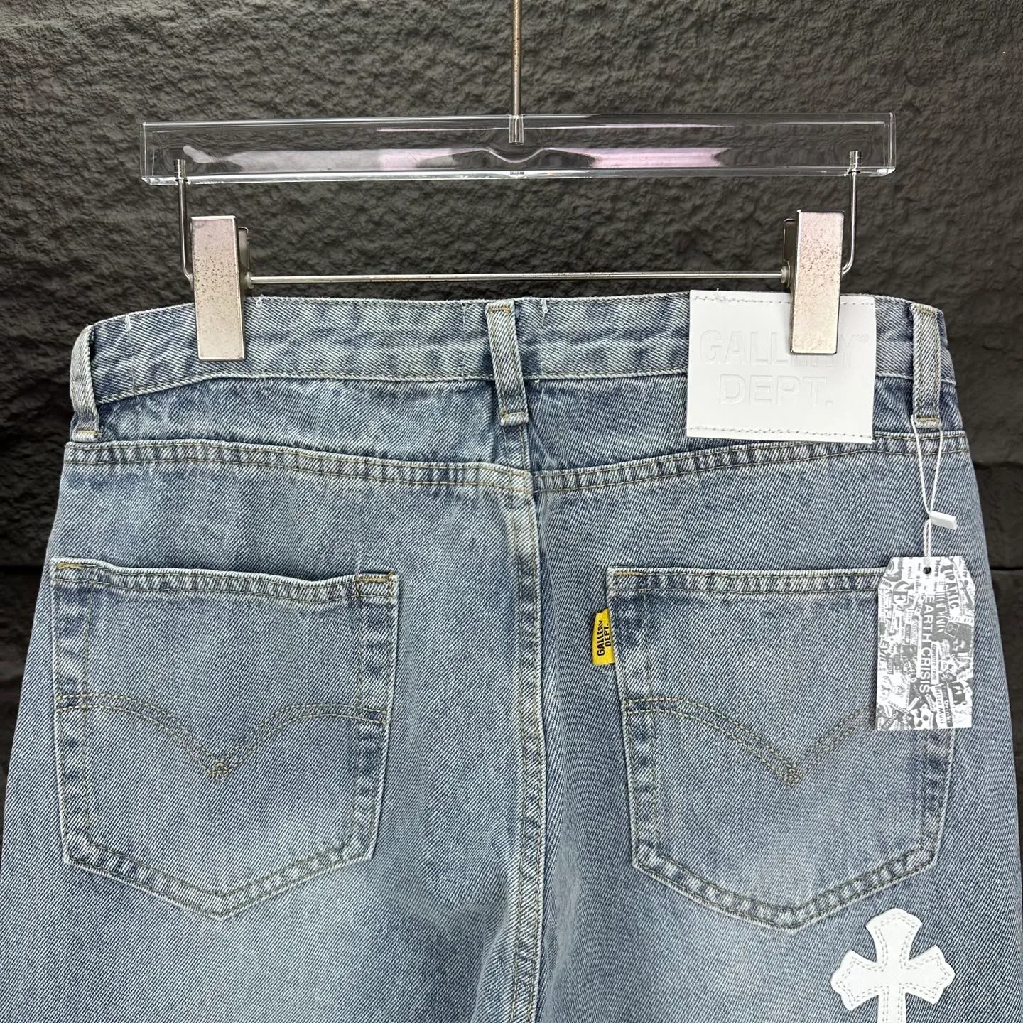 P260 GALLERY DEPT. & Croixin co-branded 2025 new spliced ​​white cross patch leather couple's bootcut jeans 🔥High version🔥High version🔥 Top ceiling quality Styles with different washed textures are very friendly to people with thin legs and thick legs. The bootcut version is very flattering to the leg shape. Moderate length that never goes out of style, easy to match with casually, basic styling for various styles, a must-have in the wardrobe! The fabric is stiff but also makes the upper body soft without losing texture. The washing process is even more perfect. It is a must-have item for everyone! ! ! Washed wheat, hangtag, pants label, complete with three labels Color: light blue Size: 28, 30, 32, 34, 36 (five sizes)
